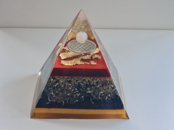 Orgonite pyramide quartz rose rouge dorée